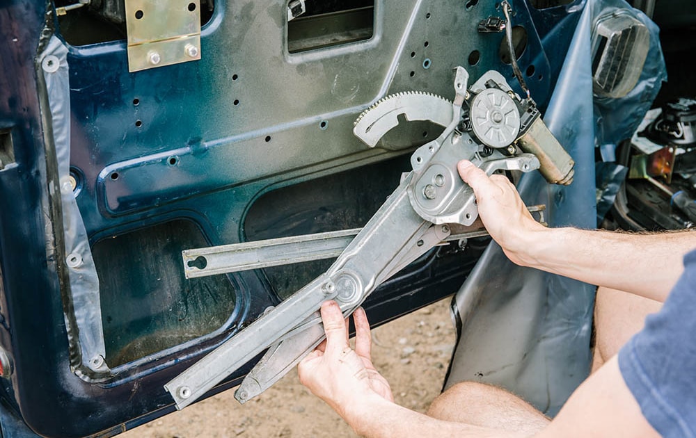 Replace your window regulator Land Rover Monthly