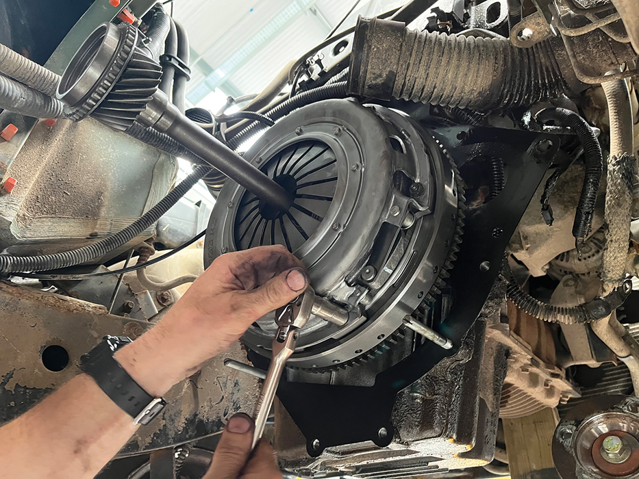 Replace Td5 clutch, flywheel and spigot bush Land Rover Monthly