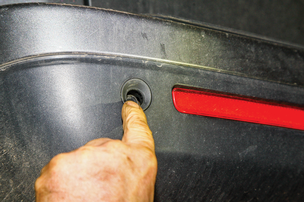 Replace a D4 parking sensor Land Rover Monthly