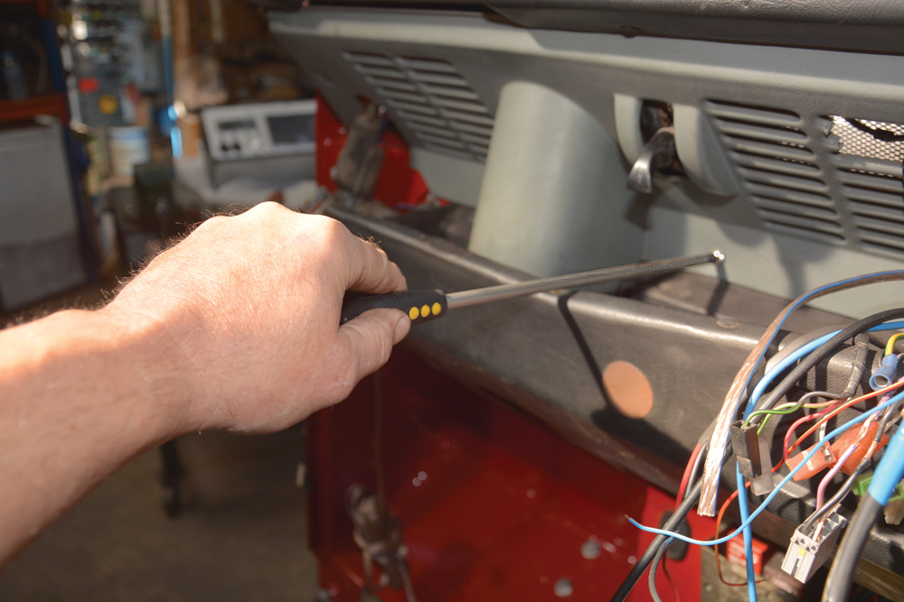 Project Defender Td5, part 10 Dashboard wiring and new instruments