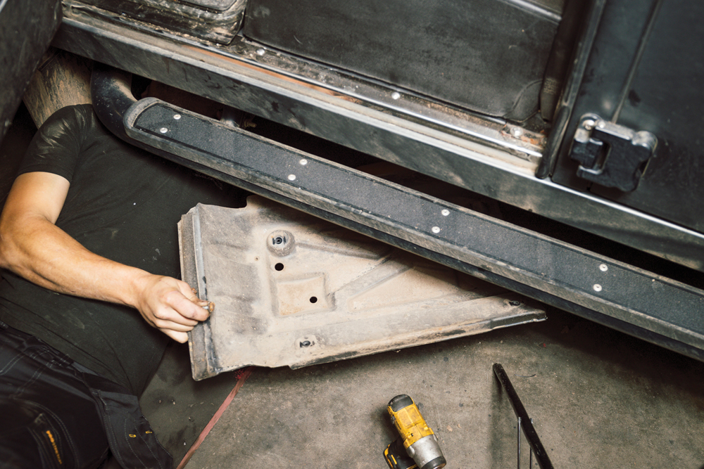 Fit a Defender dual battery system Land Rover Monthly