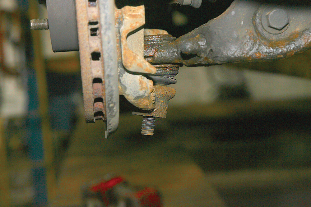 Replacing front suspension lower arms Land Rover Monthly