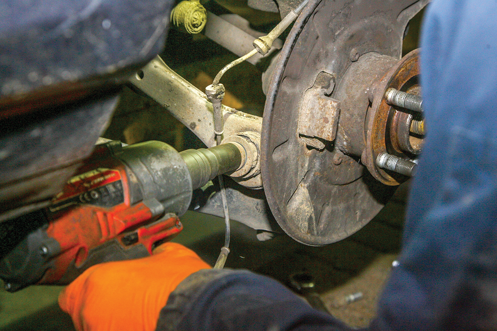 Replace a Freelander 2 MacPherson strut damper Land Rover Monthly