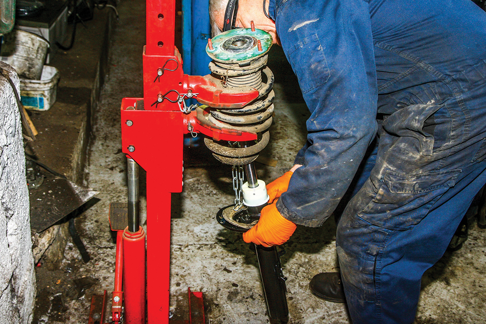 Replace a Freelander 2 MacPherson strut damper Land Rover Monthly