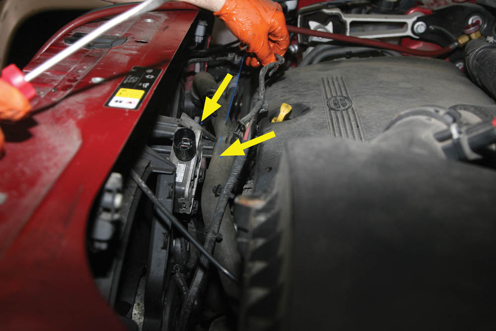 Replace a Freelander 2 radiator Land Rover Monthly