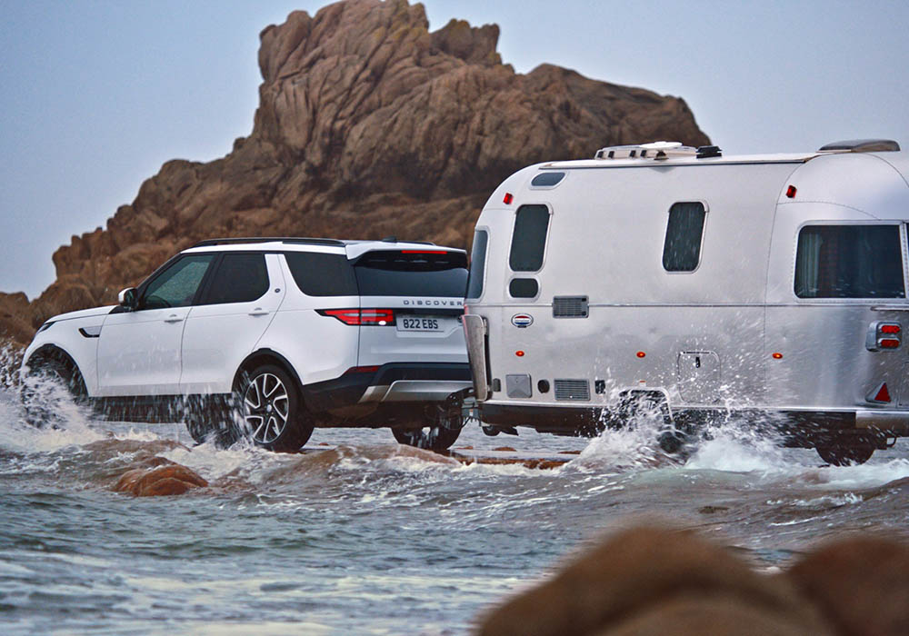 Land Rover Discovery Tow Assist Technology is idiot proof Land Rover