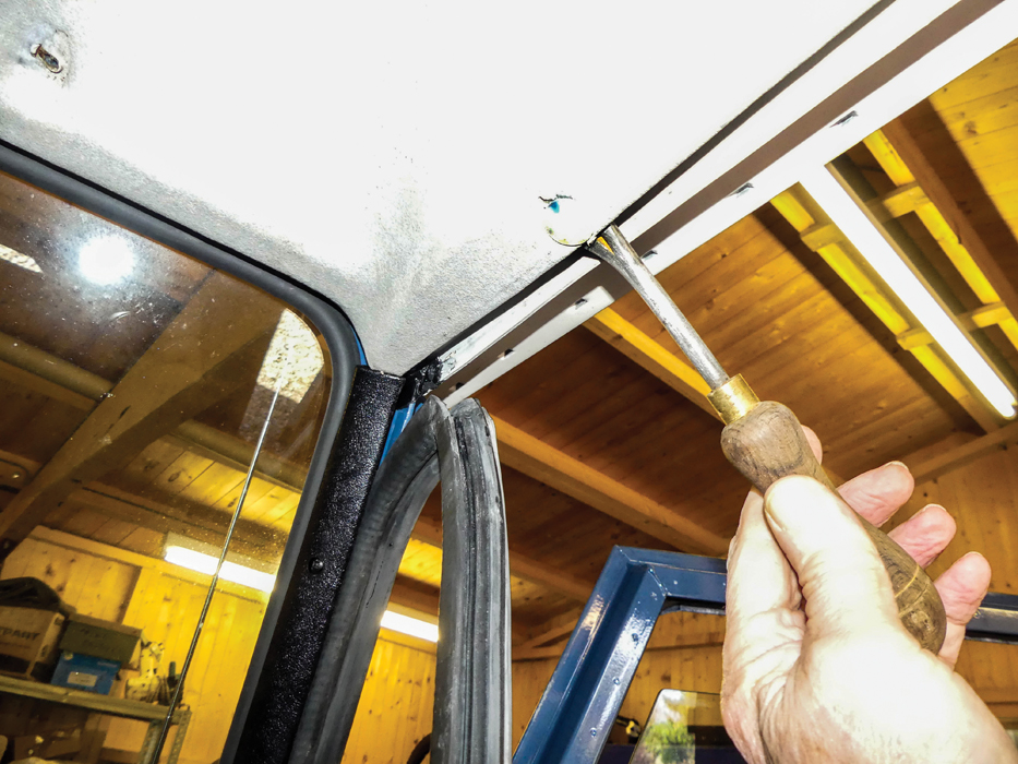 Find a sunroof leak and fix a headlining - Land Rover Monthly