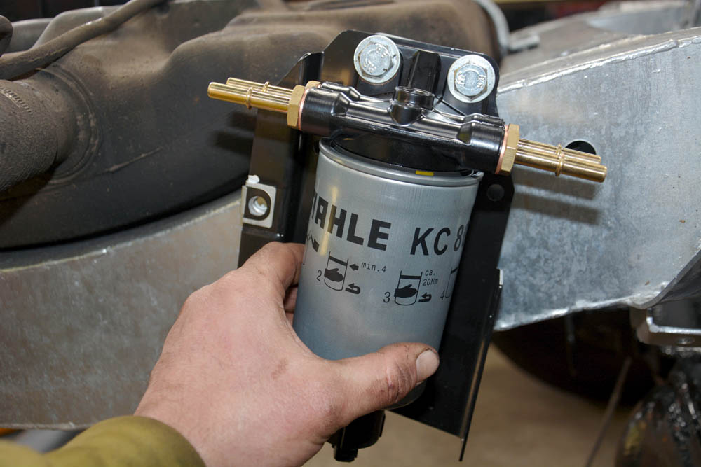 Fit a fuel filter cover to Discovery 2 Td5 Land Rover Monthly