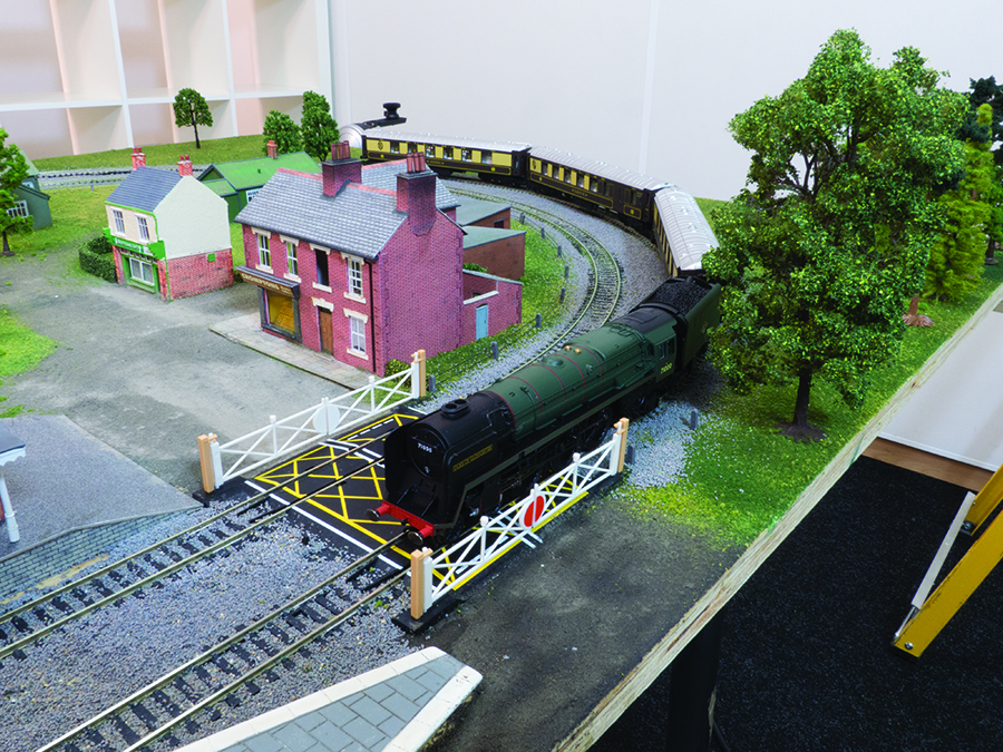 How does a train set work? World Of Railways