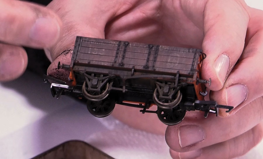 VIDEO How to weather a wagon World Of Railways